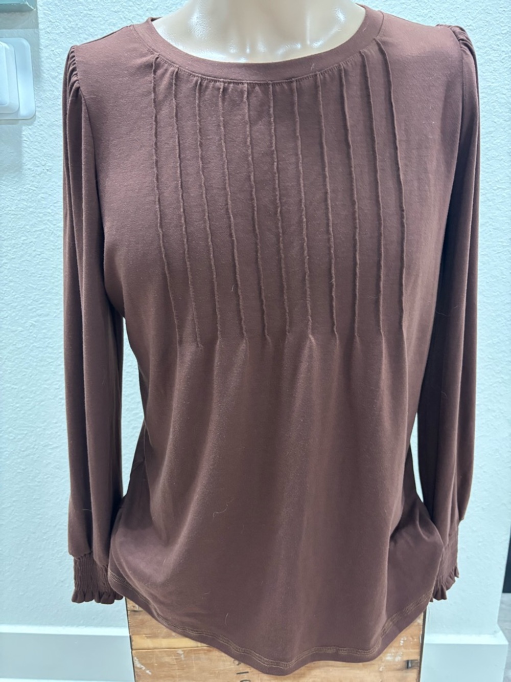 Automet Elegant Chocolate Crewneck Long Sleeve Ruffle Cuffed Top Sz M - Picture 3 of 9
